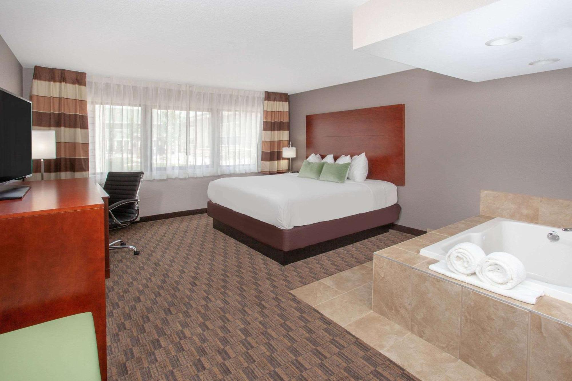 Wyndham Garden Fort Wayne Exteriör bild